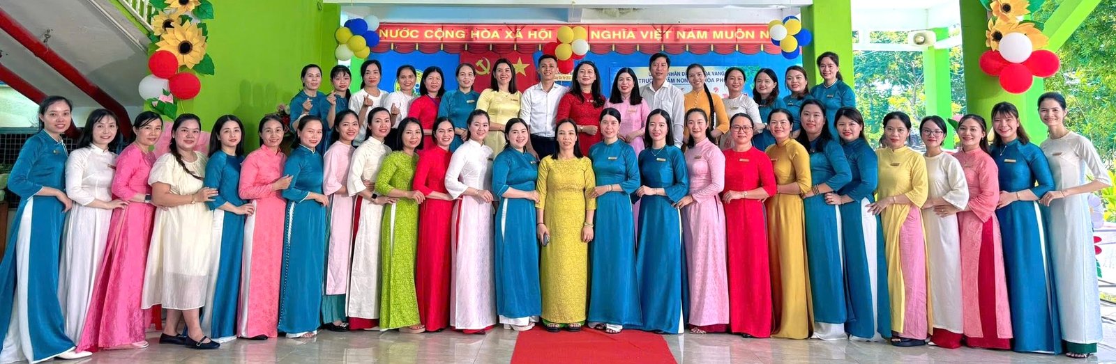 Tập thể cán bộ, giáo viên nhà trường trong lễ khai giảng