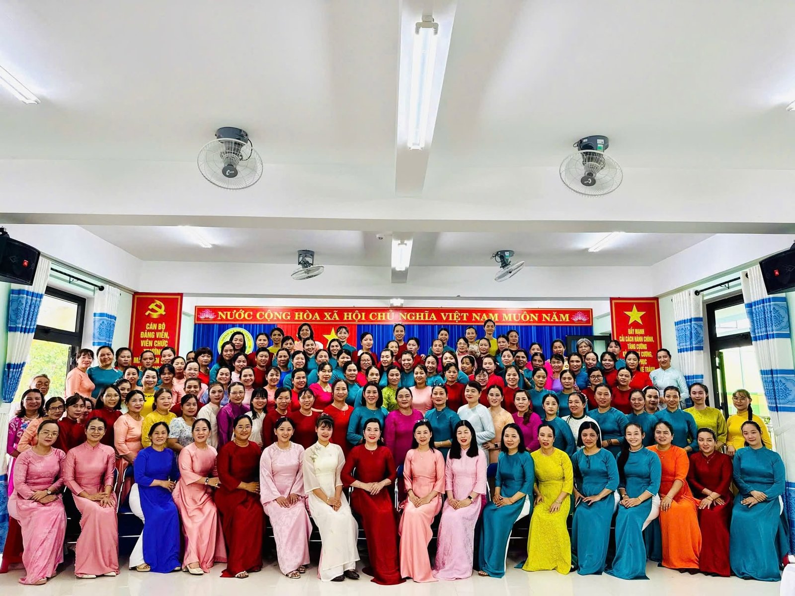 Tập thể cán bộ, giáo viên nhà trường trong hội trường